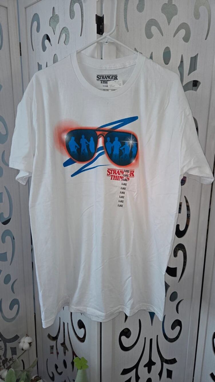 Stranger Things 80s Retro Sunglasses Graphic Tee White XL Netflix Sci Fi NWOT
